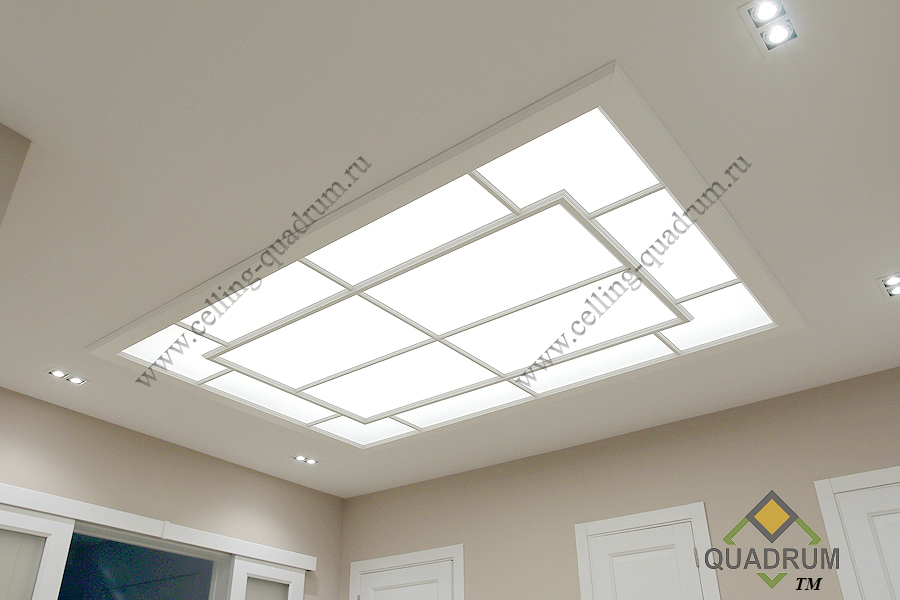 Классический световой потолок - quadrum в коридоре. Потолок выполнен из сатинированного оргстекла.