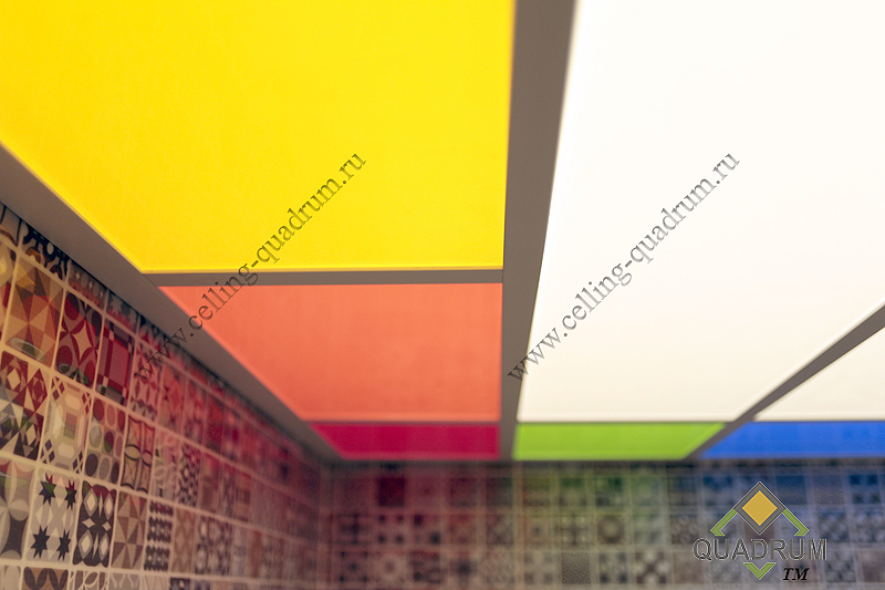 Цветной световой потолок в ванной, вид на оргстекло. Световые потолки - quadrum.
