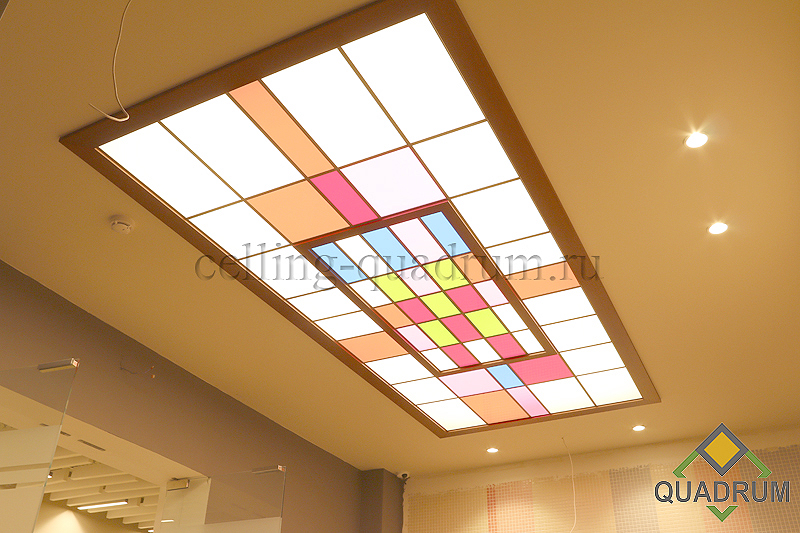 Световой потолок - quadrum, в лифтовом холле офиса. Световые панели из цветного оргстекла.