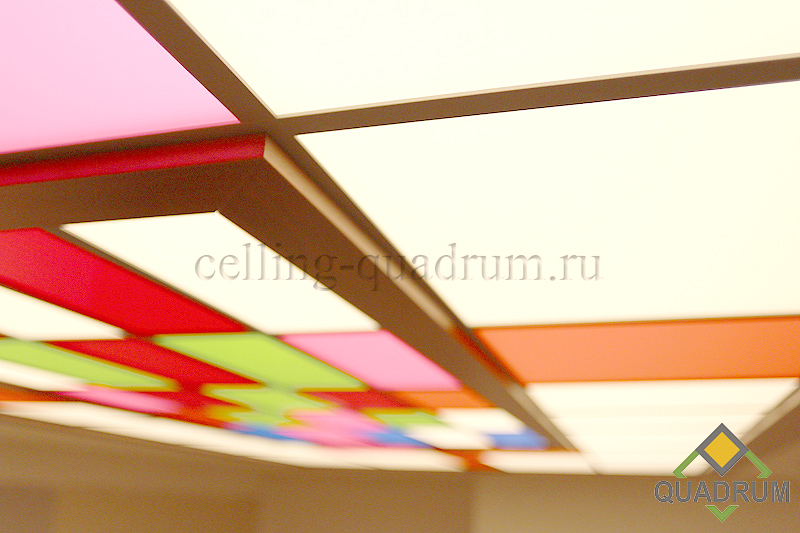Световой потолок в лифтовом холле офиса. Световые панели из цветного оргстекла. Световые потолки - quadrum.