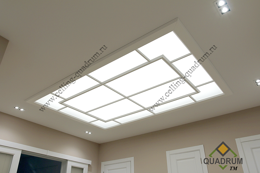 Классический световой потолок - quadrum в спальне. Потолок выполнен из сатинированного оргстекла.