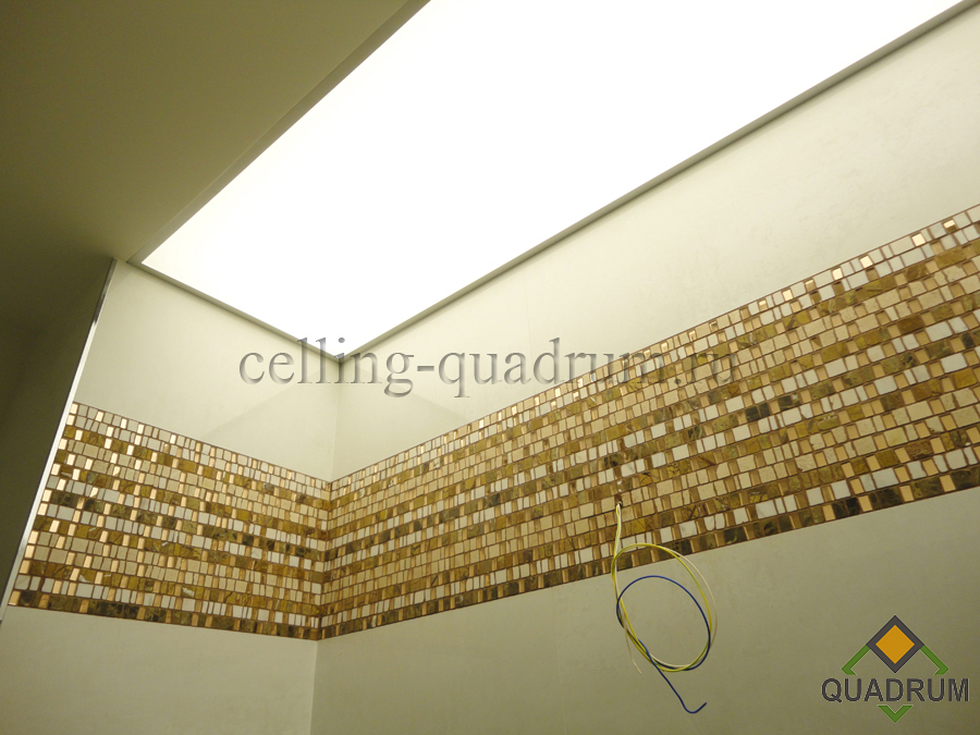 Когда часть нашего потолка примыкает к стенам помещения, а часть к конструкциям например из гипсокартона (ГКЛ). Потолки - quadrum. 