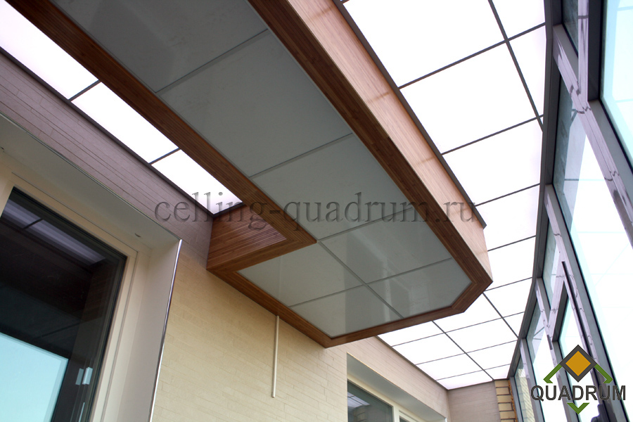 Акриловый световой потолок на лоджии. Потолок сложный, двухуровневый и выполнен из комбинированного каркаса (металл + дерево)
