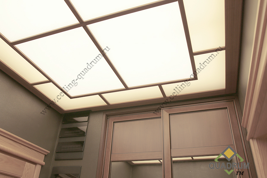 Световой потолок - QUADRUM в прихожей в квартире. Каркас потолка деревянный облагорожен бамбуковой ламелью.