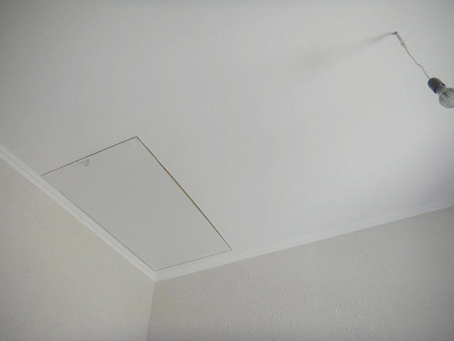 Потолок из гипсокартона со специальными люками в нужных местах для обслуживания кондиционера.