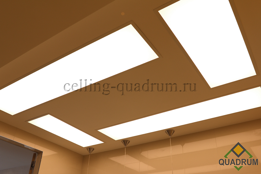 Световые панели на потолке. Данные панели установлены в ванной частного дома и служат основным источником света.