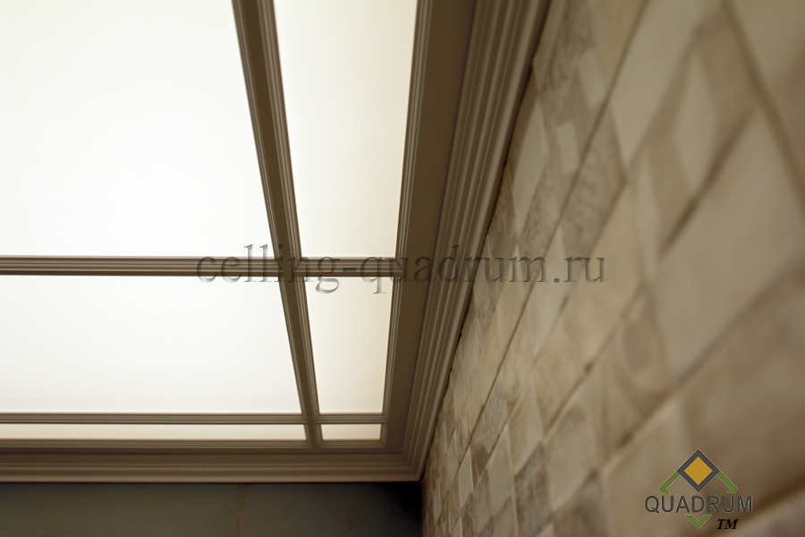 Световые потолки – QUADRUM CLASSIC, специально разрабатывались для классических интерьеров, где присутствуют «лепные» элементы – потолочные карнизы и молдинги, и прочие декоративные атрибуты классики.