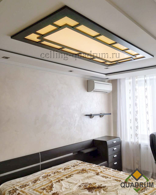 Этот светопрозрачный подвесной потолок, был установлен в небольшой спальне городской квартиры в Москве. В центре основного потолка спальни, как положено, заранее была подготовлена потолочная ниша глубиной – 100 мм.