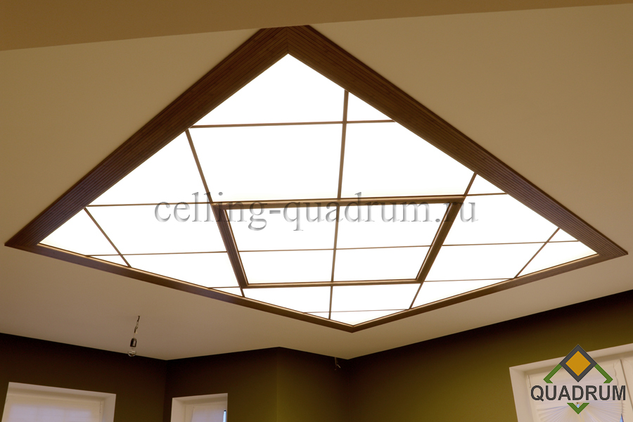Световой потолок - QUADRUM в гостиной частного дома. Каркас потолка комбинирован двумя материалами (деревом и металлом).