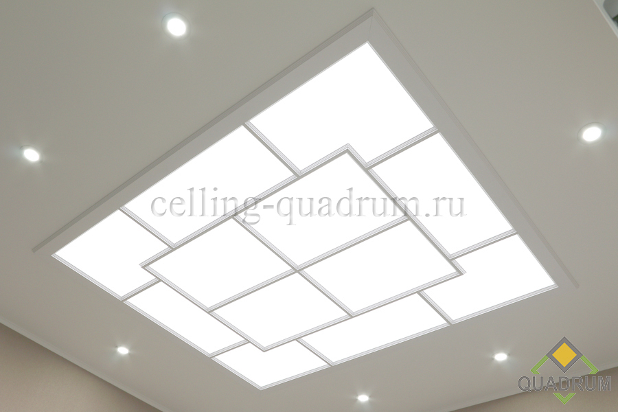 Световой потолок из оргстекла в коридоре. Потолок выполнен в классическом стиле. Серия световых потолков - QUADRUM CLASSIC специально разработана для классических интерьеров.
