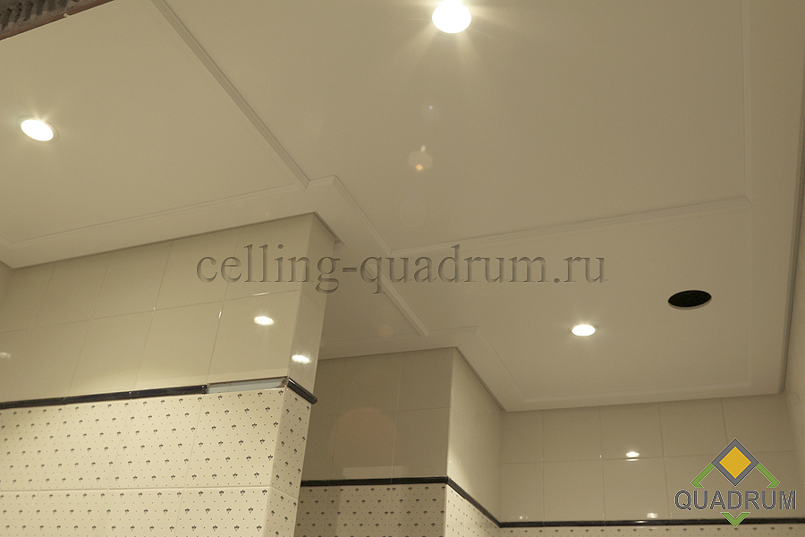 Потолок со съемными панелями в ванной.